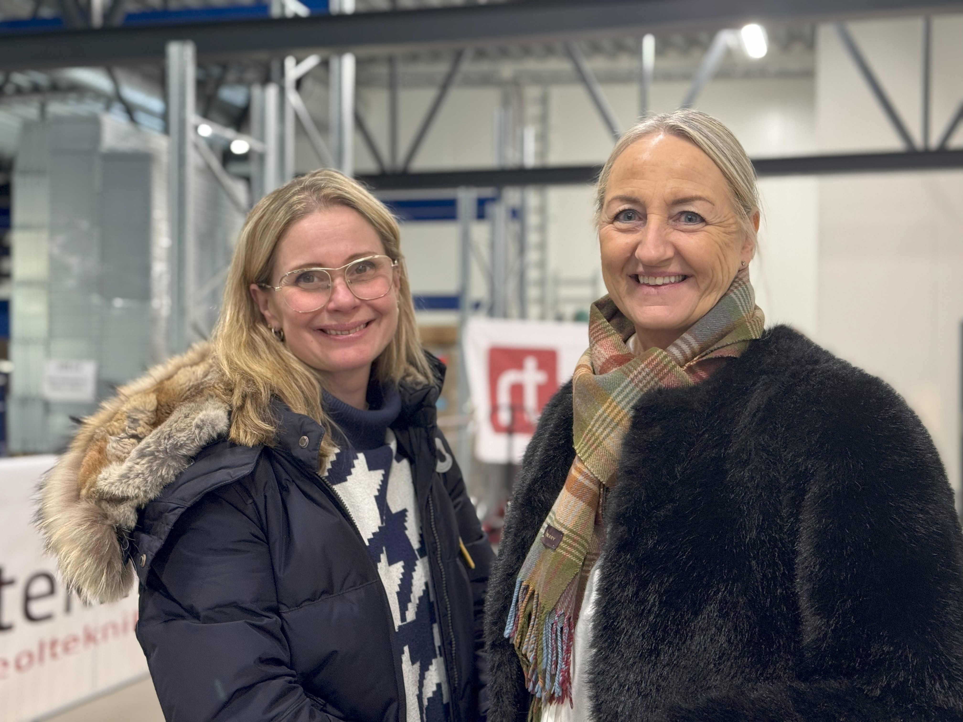 Mona og Charlotte jobber begge med bemanning i Temp-Team. Denne morgenen hadde de tatt turen til frokostmøtet hos Reolteknikk. Mona og Charlotte, Temp-Team