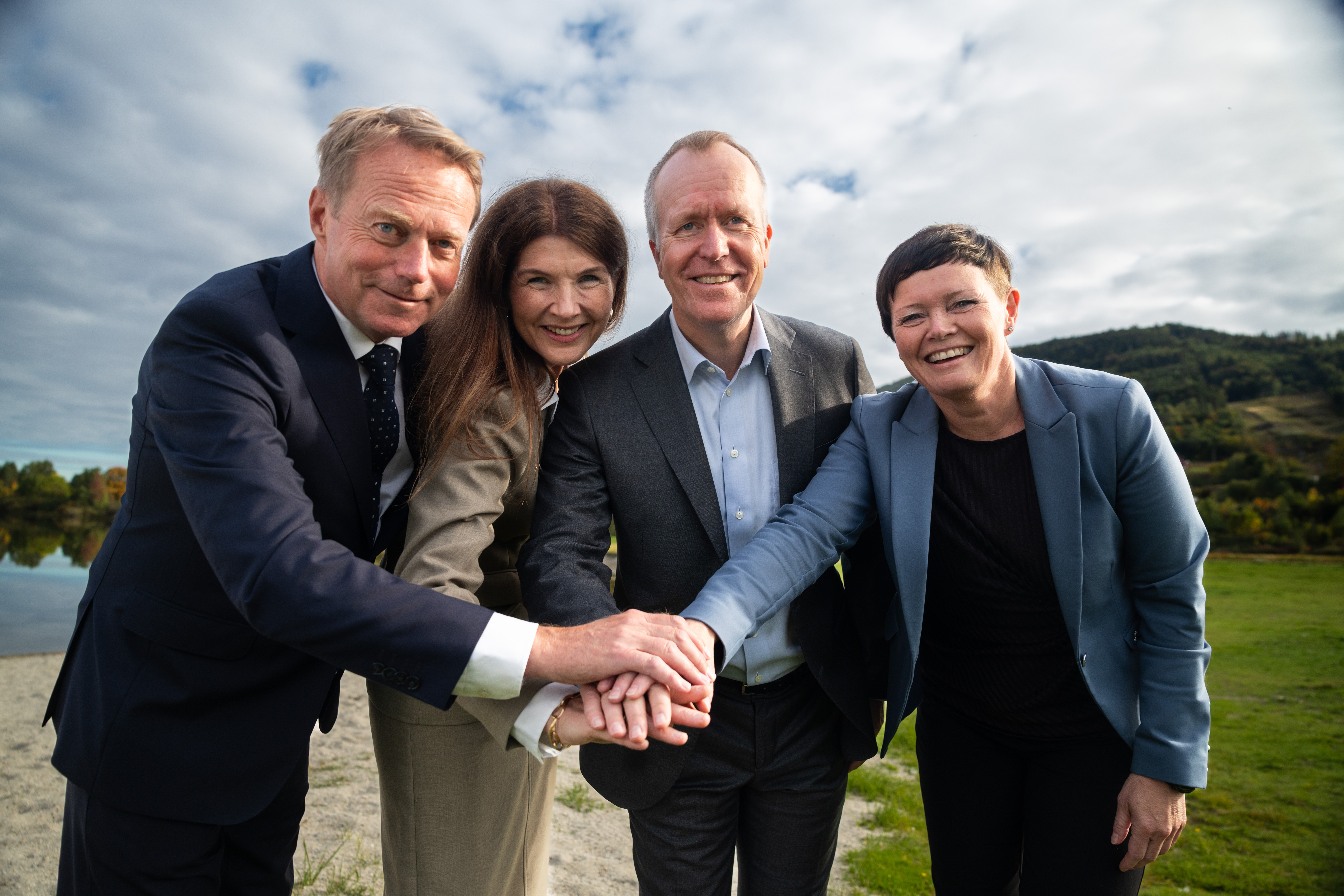 Fra venstre: Morten Kokkim, Siri Berggreen, Hans Kristian Glesne og Barbro Ternsten. Foto: Romerike Sparebank. Sammenslåing