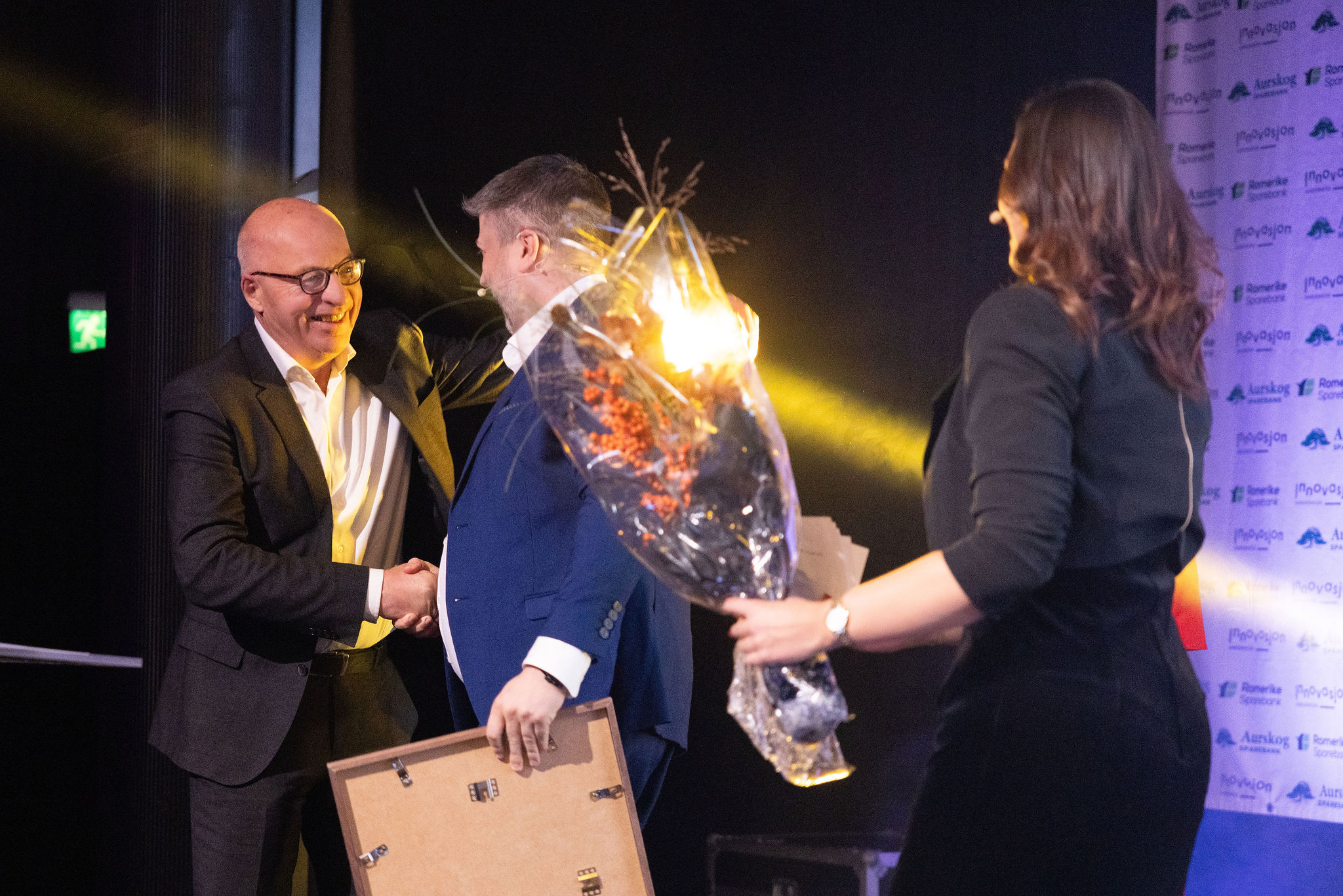 Torgeir Stensli mottar pris på scenen Gardermokonferansen 2025